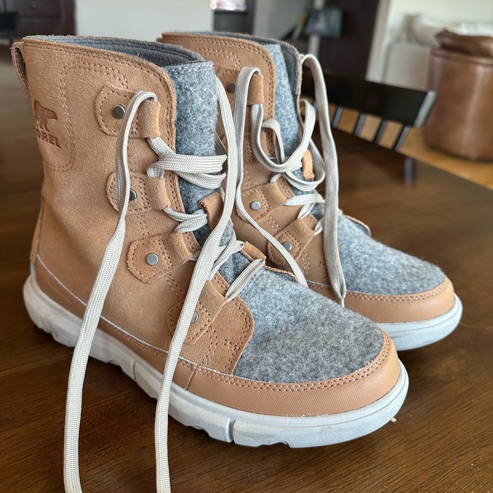 Sorel Women Tan and Gray Boots